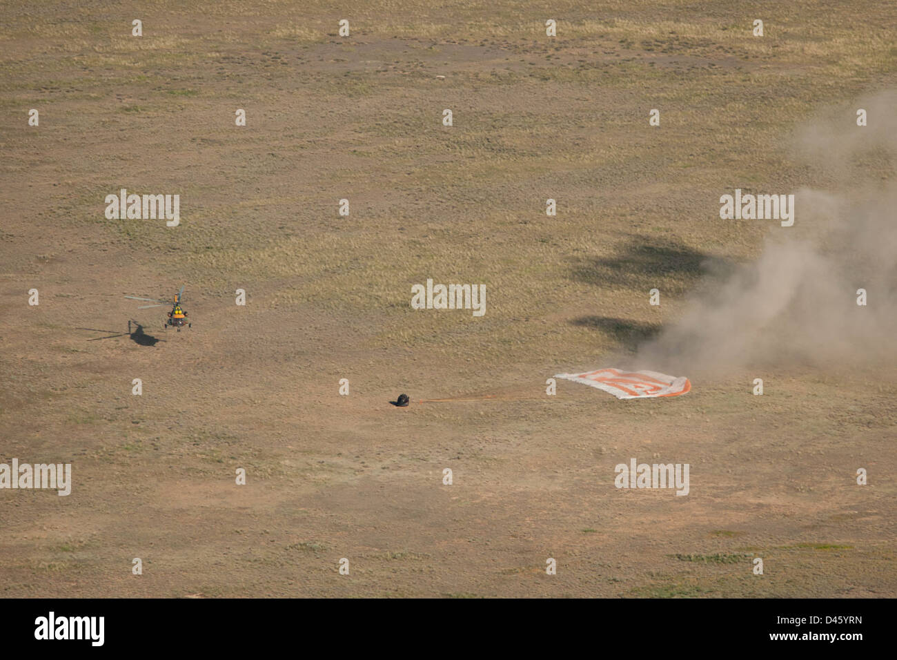 Expedition 27 Landing (201105240018HQ Stock Photo Alamy