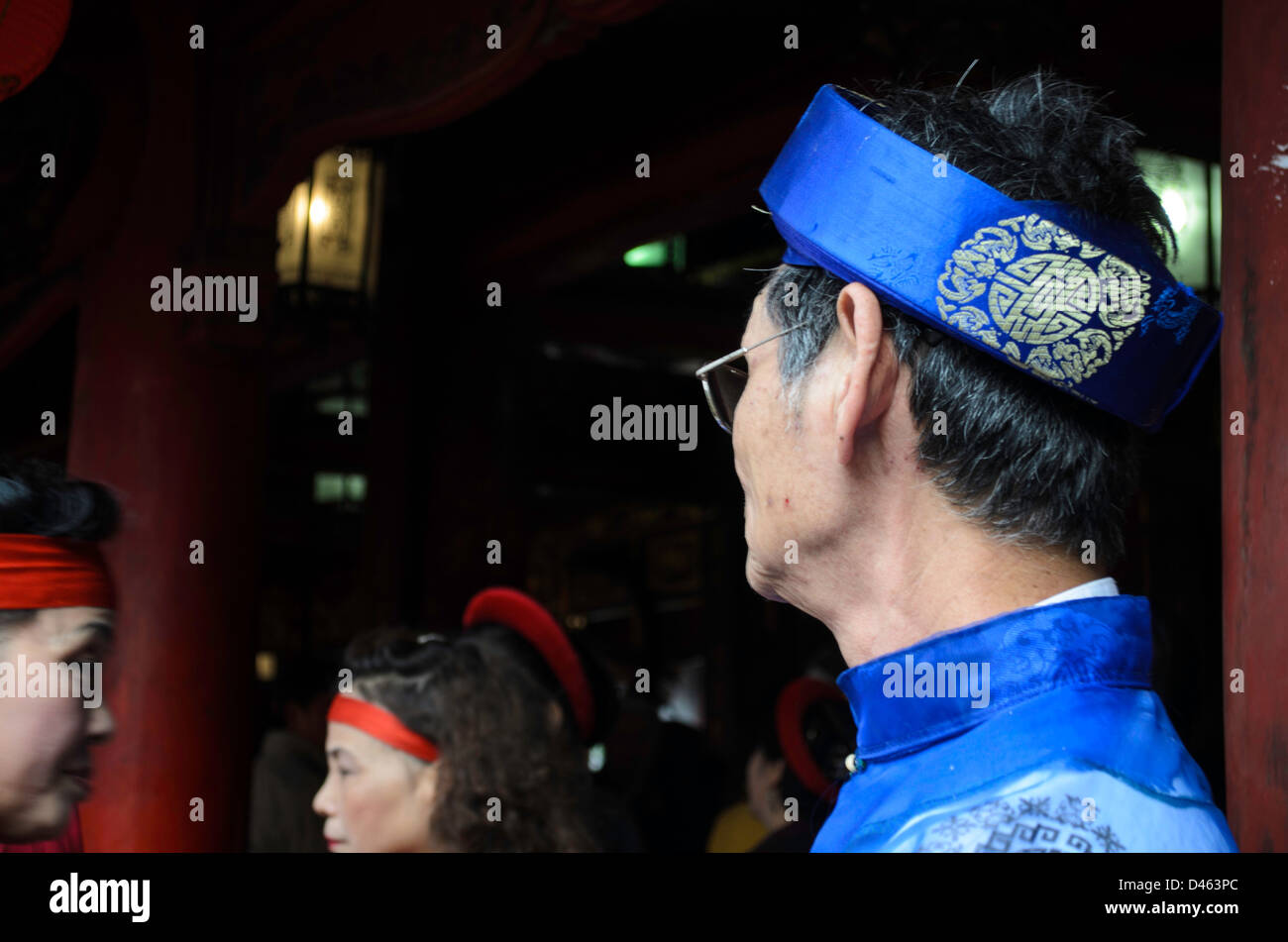 Traditional vietnamese costume hi-res stock photography and images - Alamy