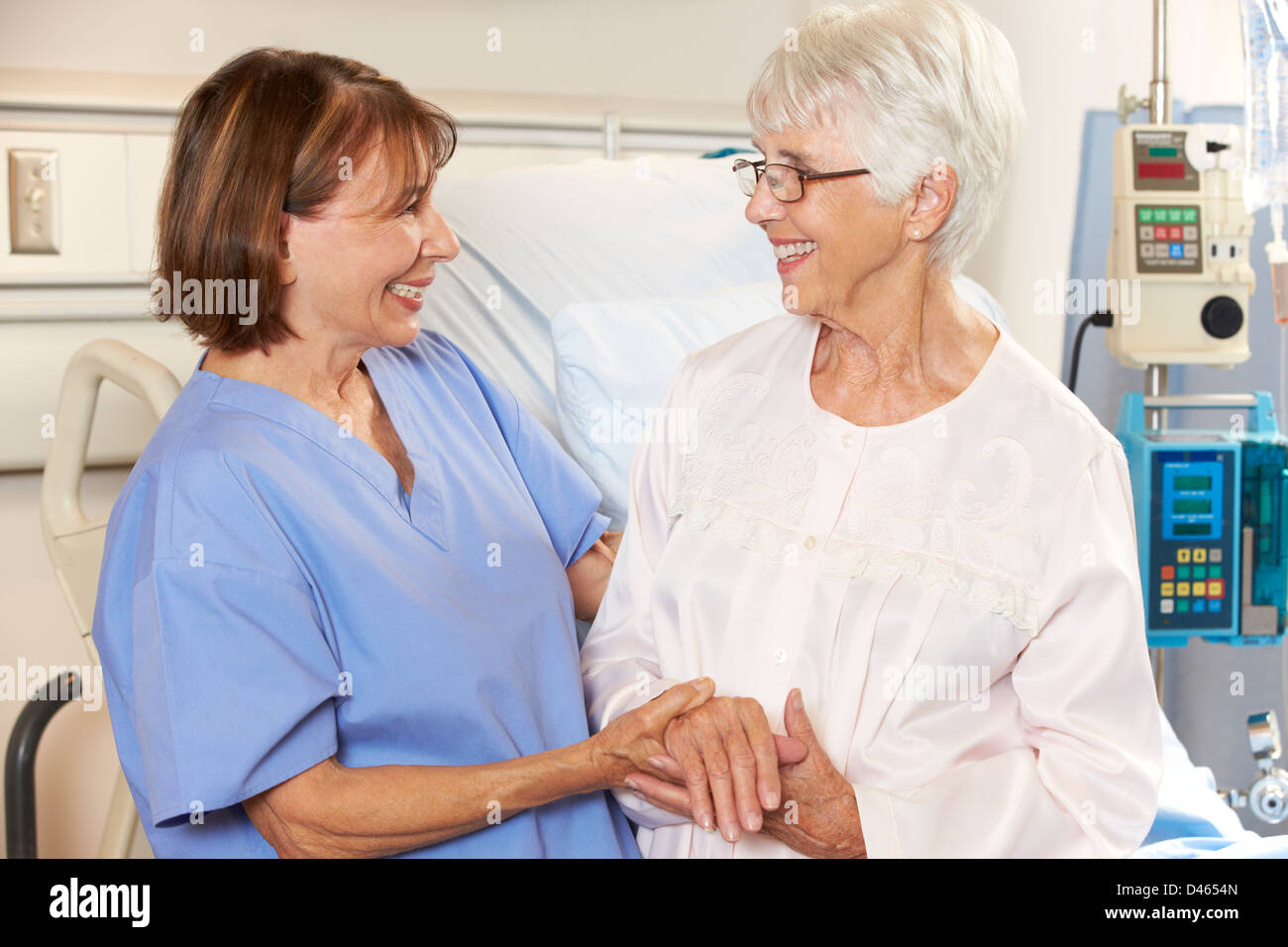 Nurse Talking To Senior Female Patient In Hospital Bed Stock Photo - Alamy