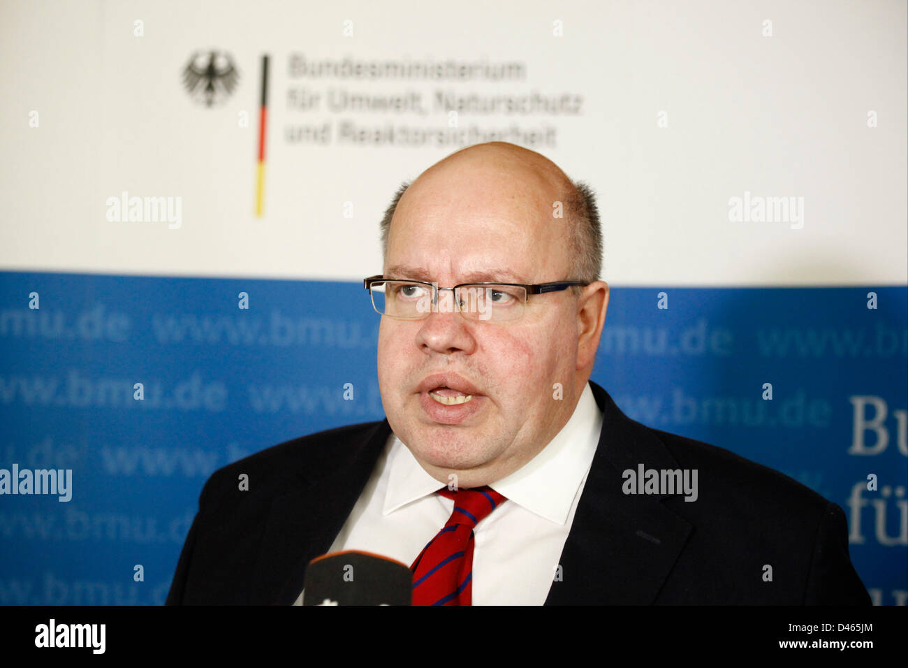 Berlin, Germany. 6th March 2013. Federal Environment Minister Peter Altmaier meets Austrian Economy Minister Reinhold Mitterlehner at the Federal Environment Ministry in Berlin. On picture: Peter Altmaier (CDU), Federal Minister of Environment, giving an interview. Credit:  Reynaldo Chaib Paganelli / Alamy Live News Stock Photo