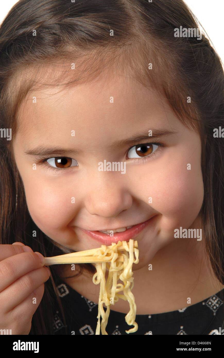 Человек ест лапшу палочками. Девочка лапша. Китаец ест лапшу. Девочка лапша. Макароны пикча.