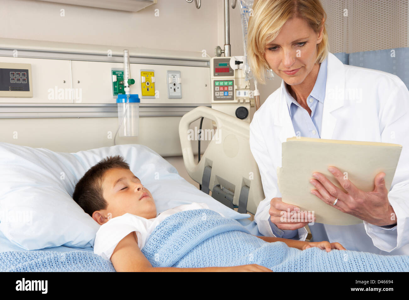 Doctor Examining Child Patient On Ward Stock Photo - Alamy
