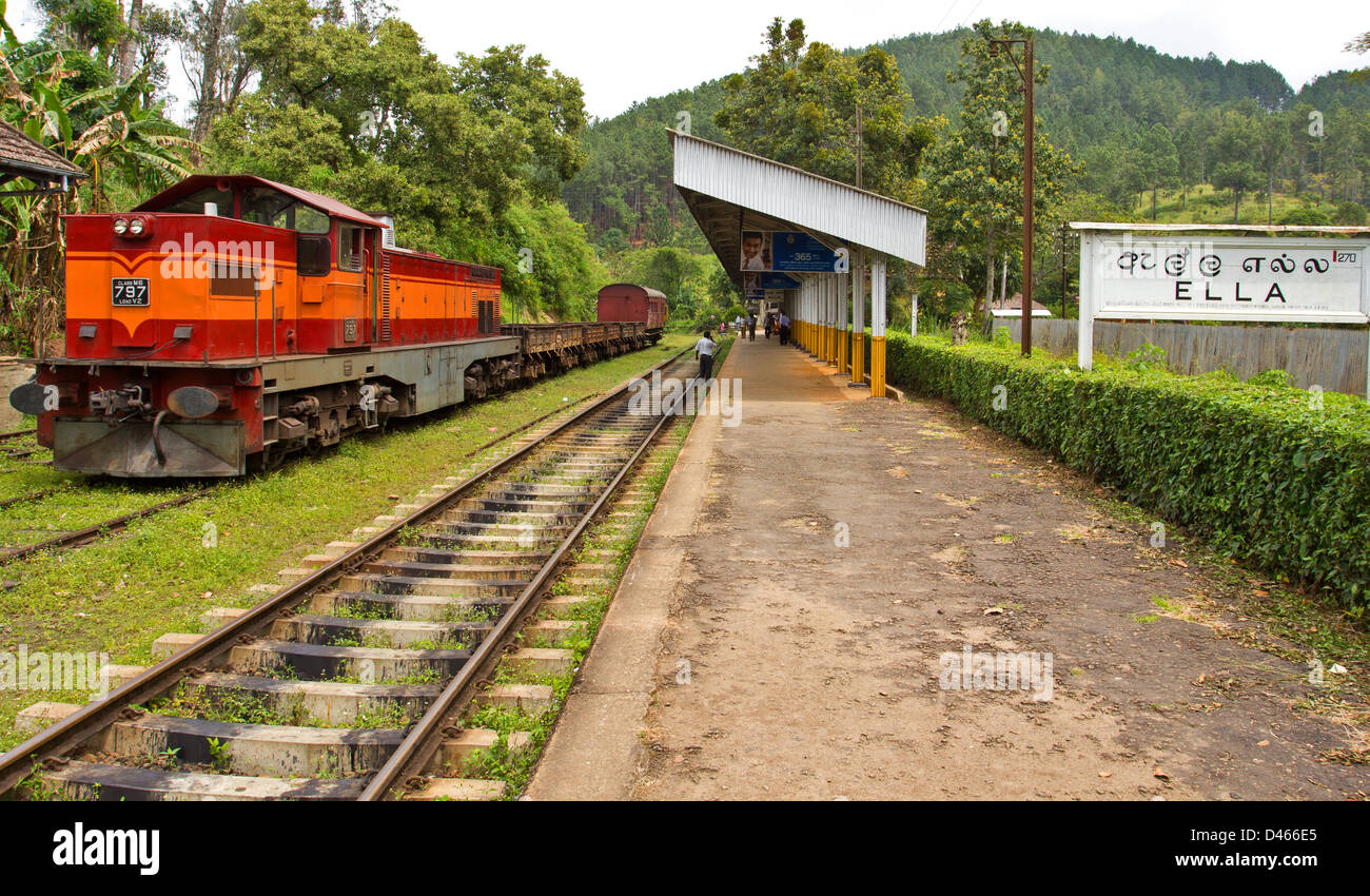 ELLA RAILWAY STATION WITH TRAIN SRI LANKA Stock Photo - Alamy