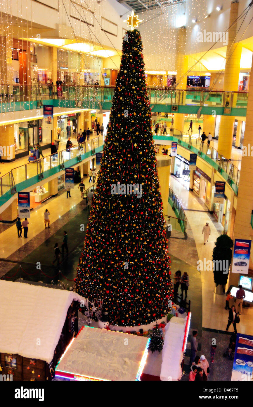 Shopping mall at christmas hi-res stock photography and images