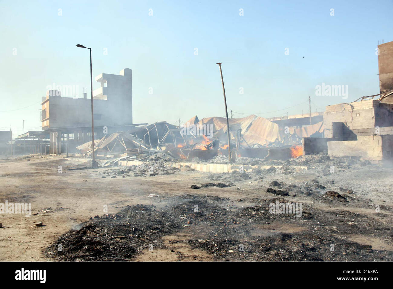 Karachi, Pakistan. 6th March 2013. Fire fighter busy in extinguishing