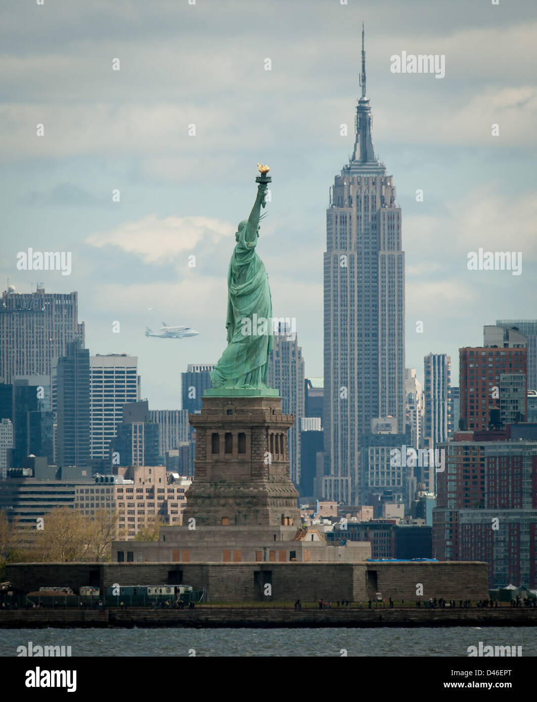 Space shuttle enterprise landing hi-res stock photography and images ...