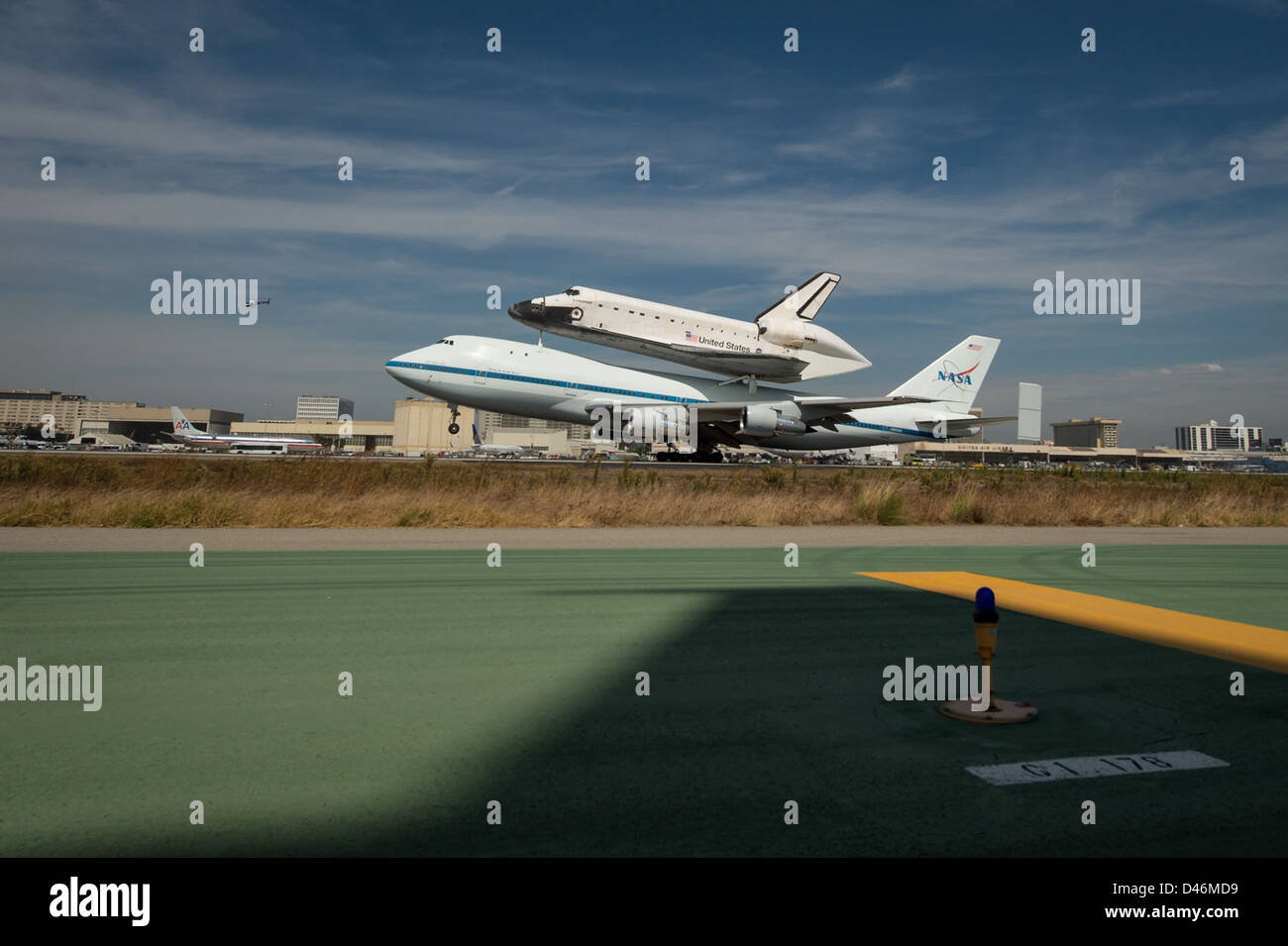 Space shuttle after landing hi-res stock photography and images - Alamy