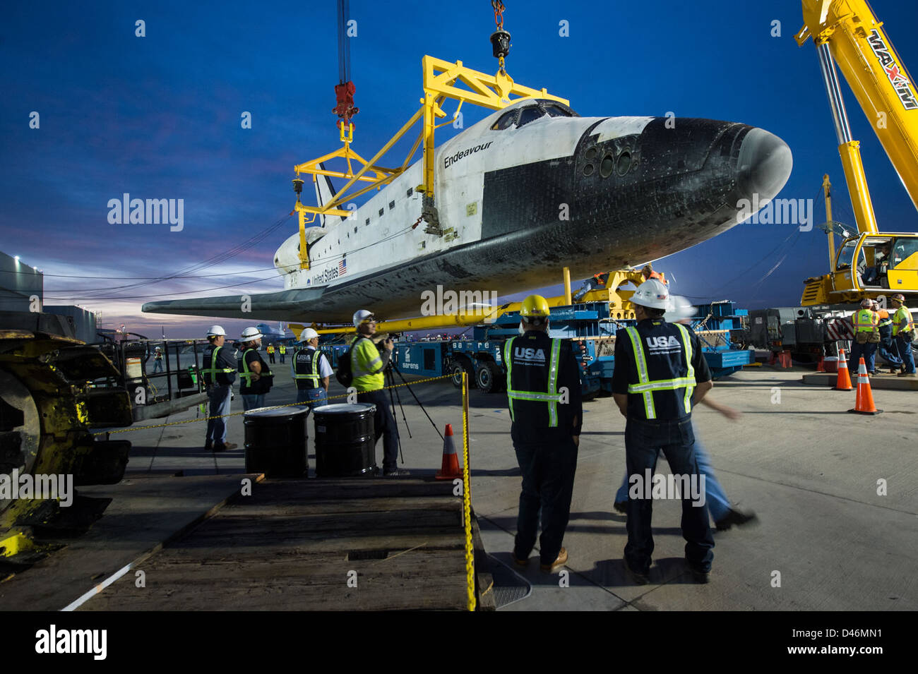 Space Shuttle Endeavour was offloaded at Los Angeles International ...
