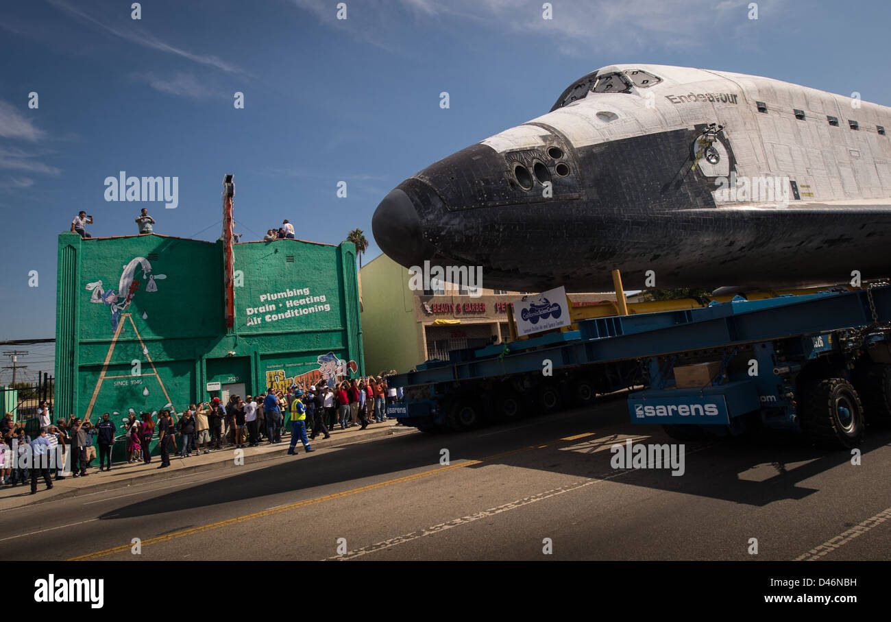 The Space Shuttle Endeavour (OV-105) was transported overland in Los ...