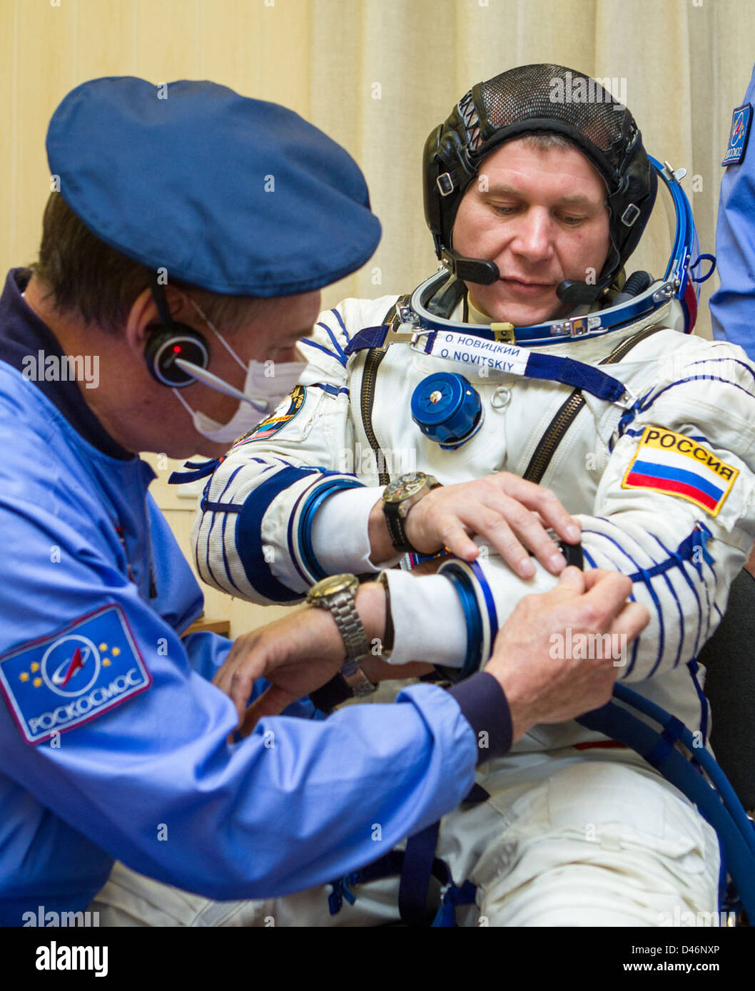 Expedition 33 Crew Suitup (201210230020HQ Stock Photo - Alamy