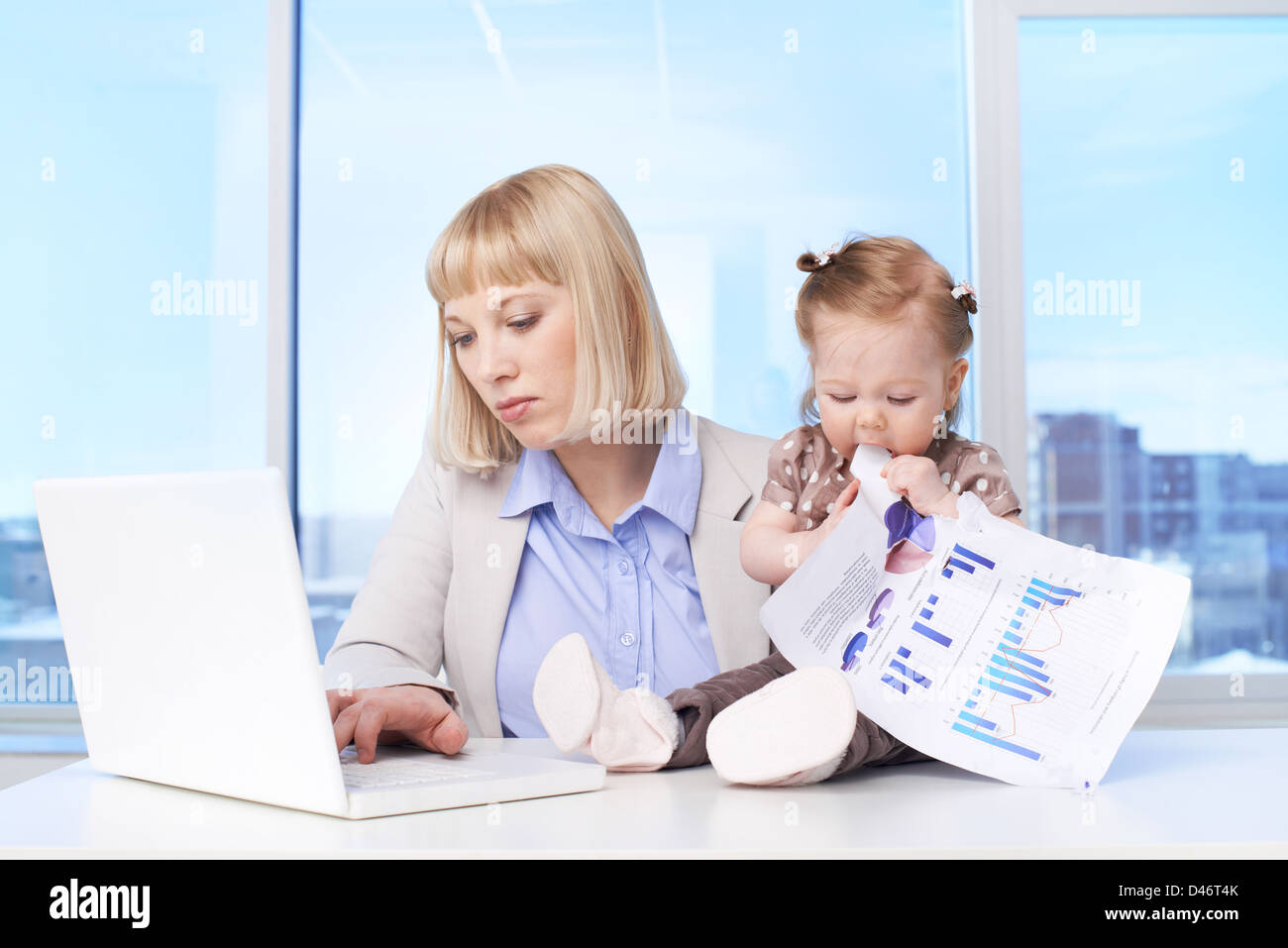Мамы в деле проект. Дети в офисе. Женщина с ребенком в офисе. Младенец в офисе. Дети в офисе родителей.