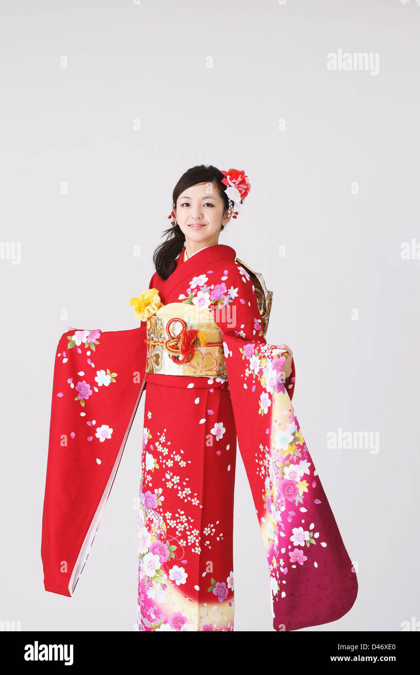 Beautiful 19-year-old Japanese girl wearing traditional furisode  long-sleeve kimono with spring flower design in Fukui, Japan Stock Photo -  Alamy