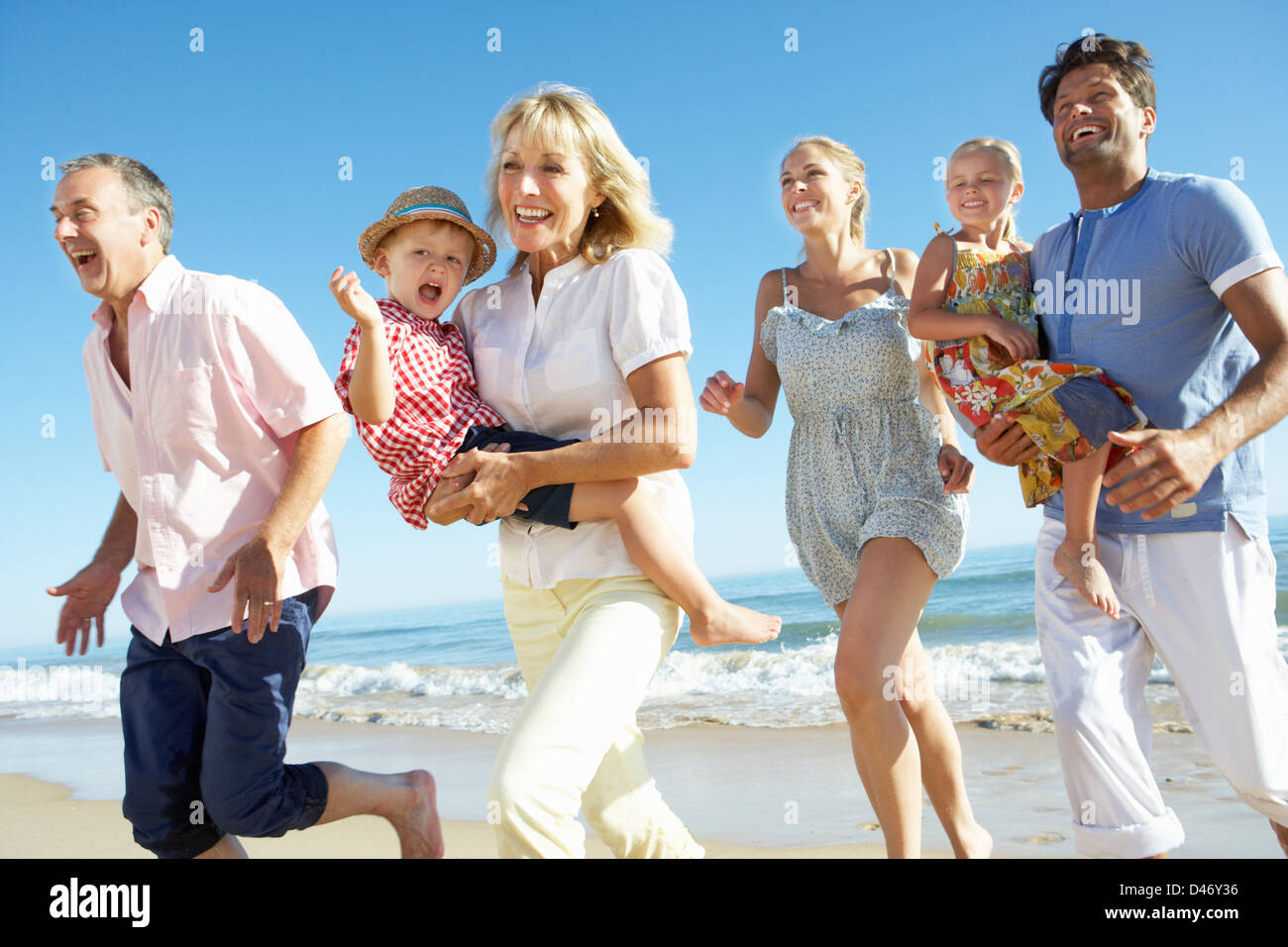 Счастливая семья и бабушки на море