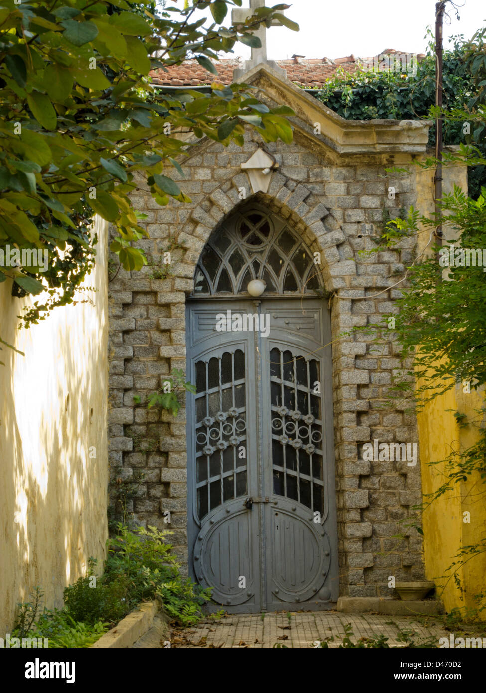 Törkei, Istanbul, Cengelköy, Eingang zu einer Kirche Stock Photo - Alamy