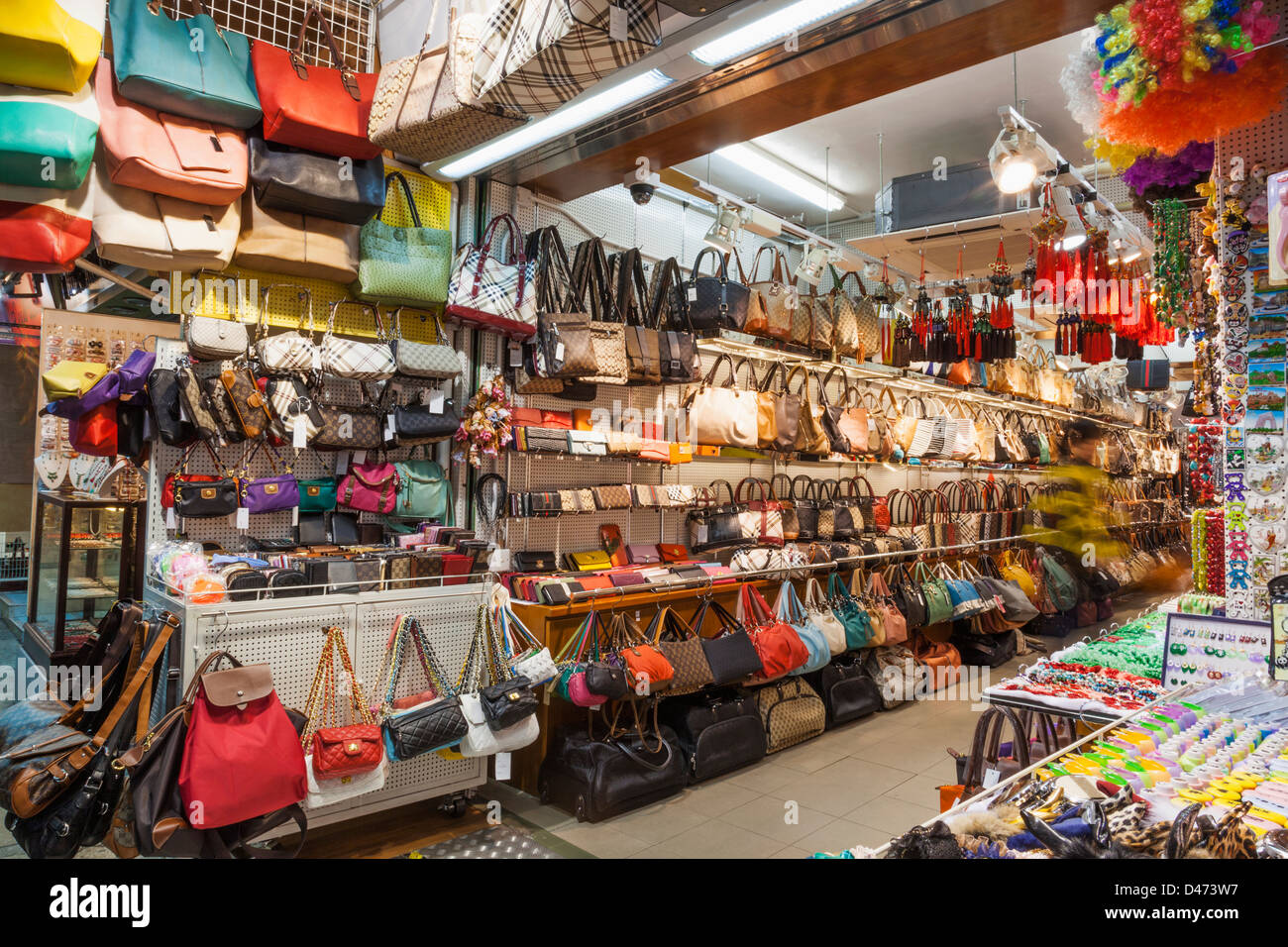 Gente y tenderetes de ropa en el Mercado Stanley, la Isla de Hong Kong,  China Fotografía de stock - Alamy