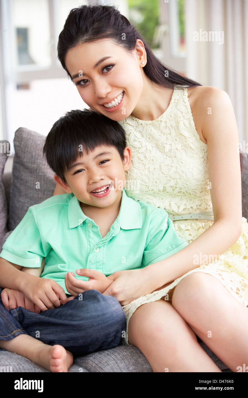 Мать / mother 2020 tatsushi ohmori. Молодой мама и сына японский. Японская мама и сыночки. Молодой мама и сына японский. Японская мама и подросток.