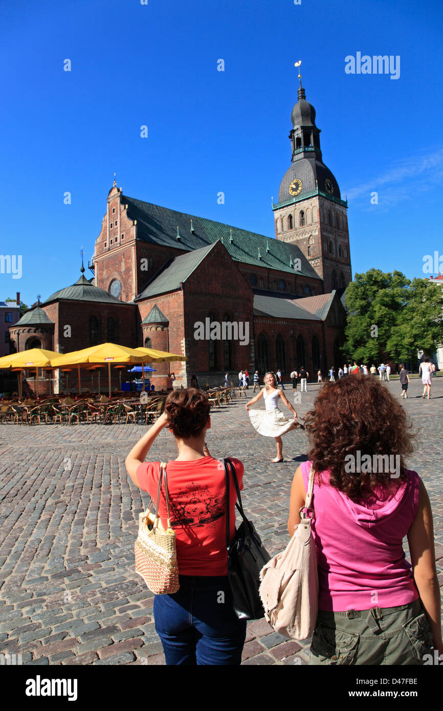 LETTLAND, Riga, Dom mit Domplatz Stock Photo - Alamy