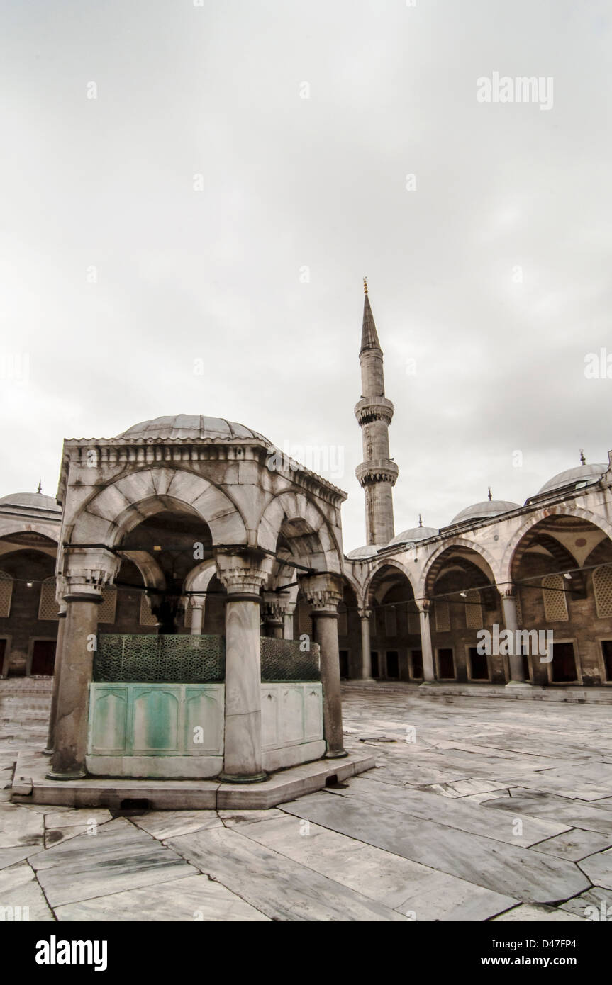 outside the blue mosque in istanbul, turkey Stock Photo - Alamy