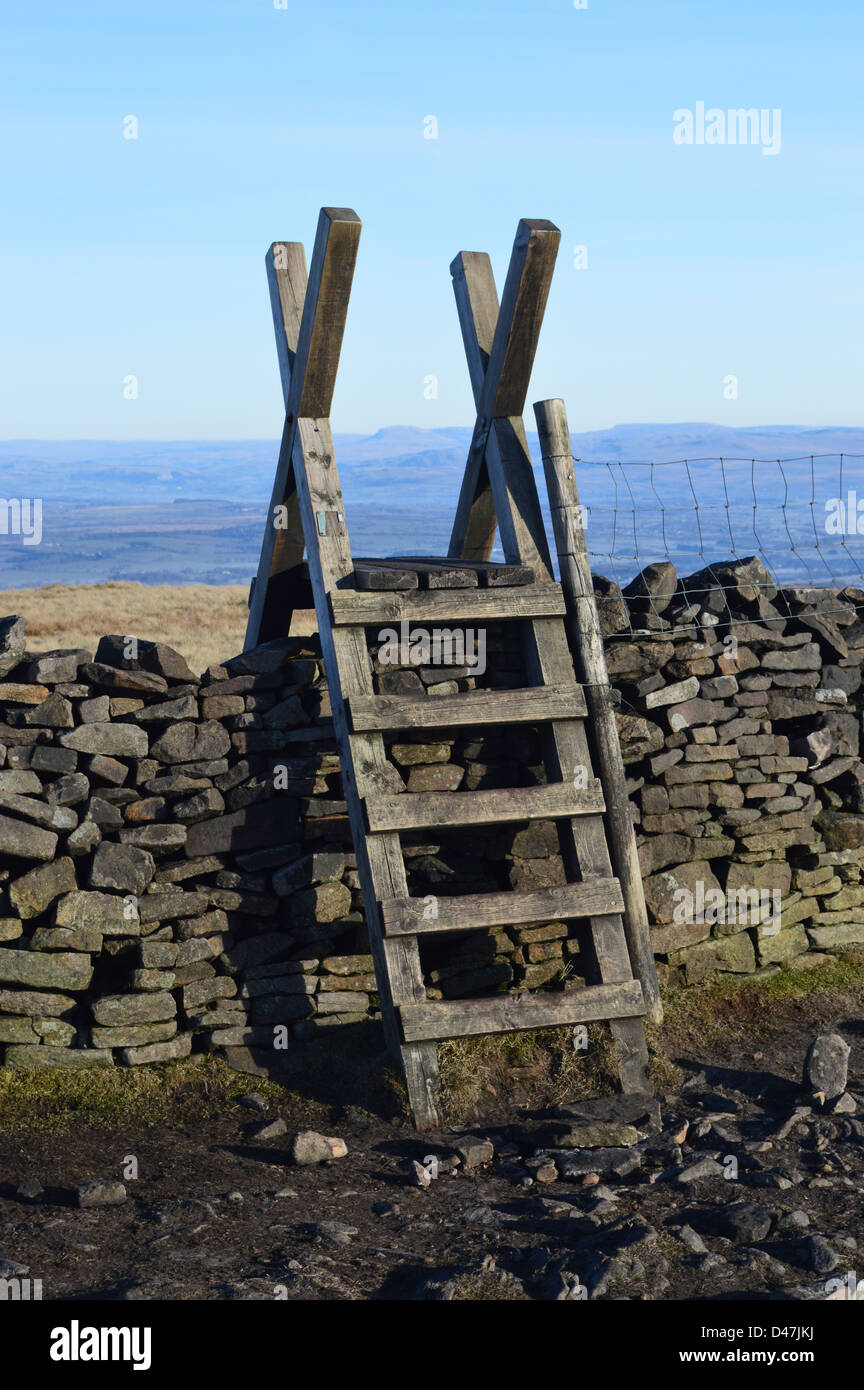 Wooden Ladder Stile & Dry Stone Wall on the Summit Pendle Hill Looking Towards Pen-y-Ghent in The Yorkshire Dales National Park Stock Photo