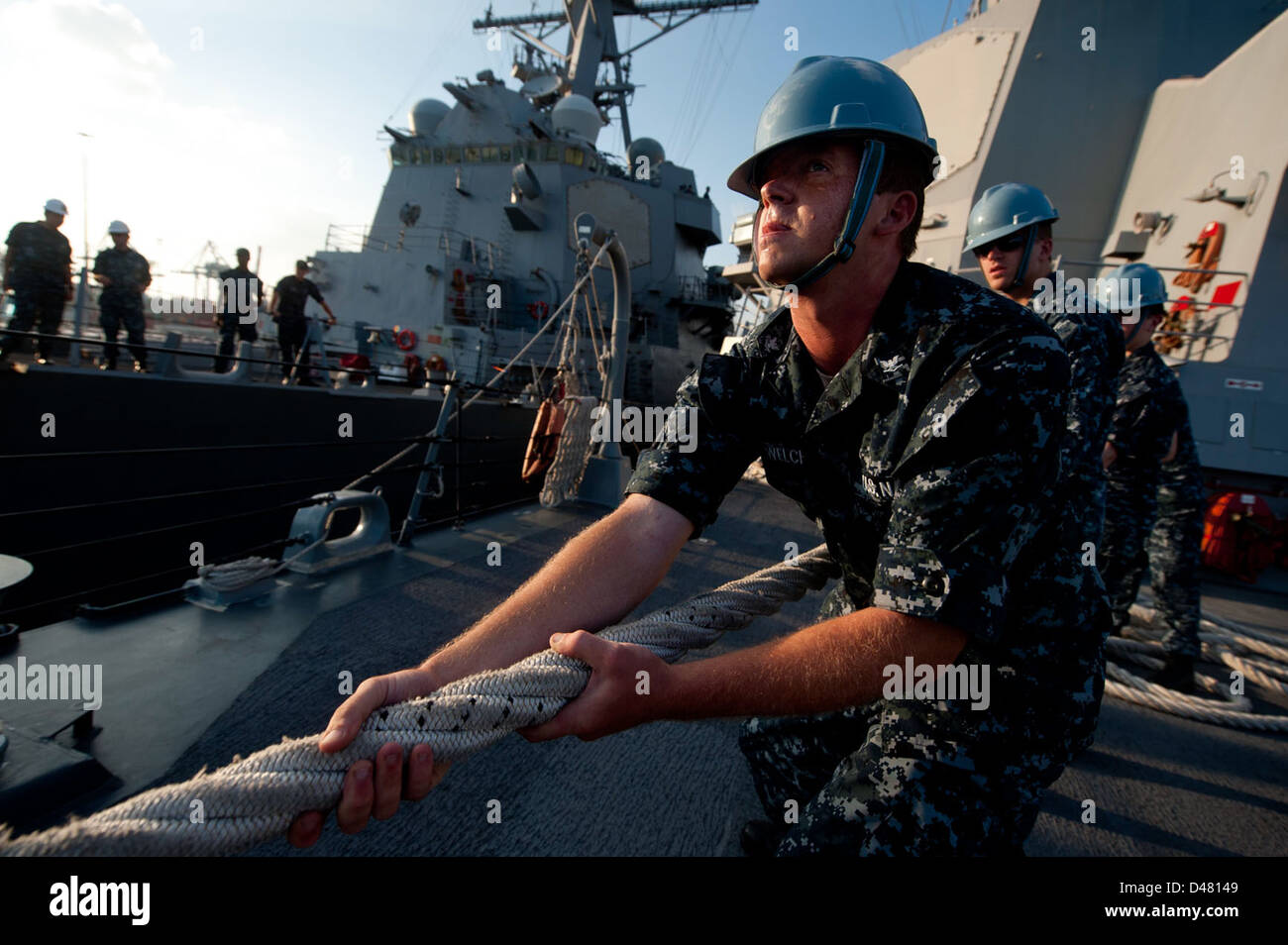 Boatswain's Mate 3rd Class Ron Welch heaves around a mooring line Stock Photo Alamy
