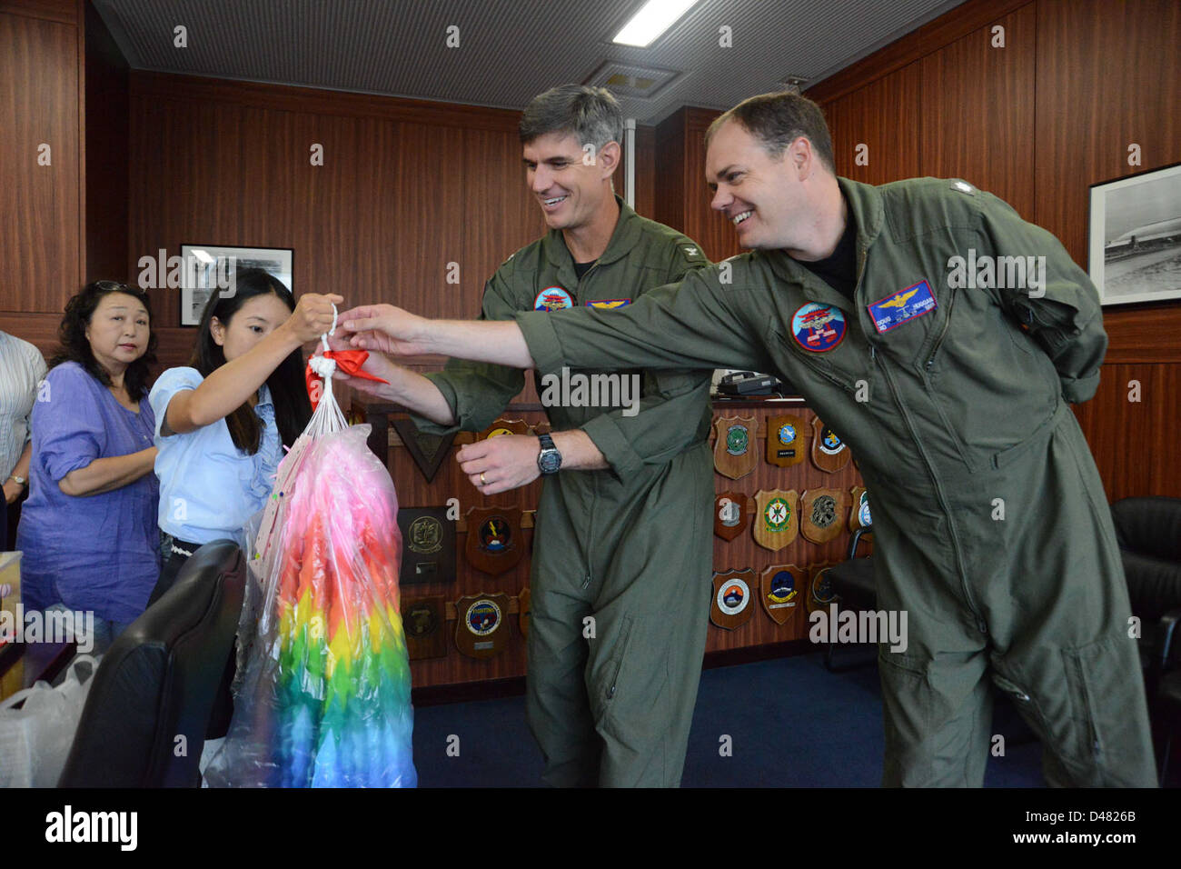 Navy officers accept paper hi-res stock photography and images - Alamy