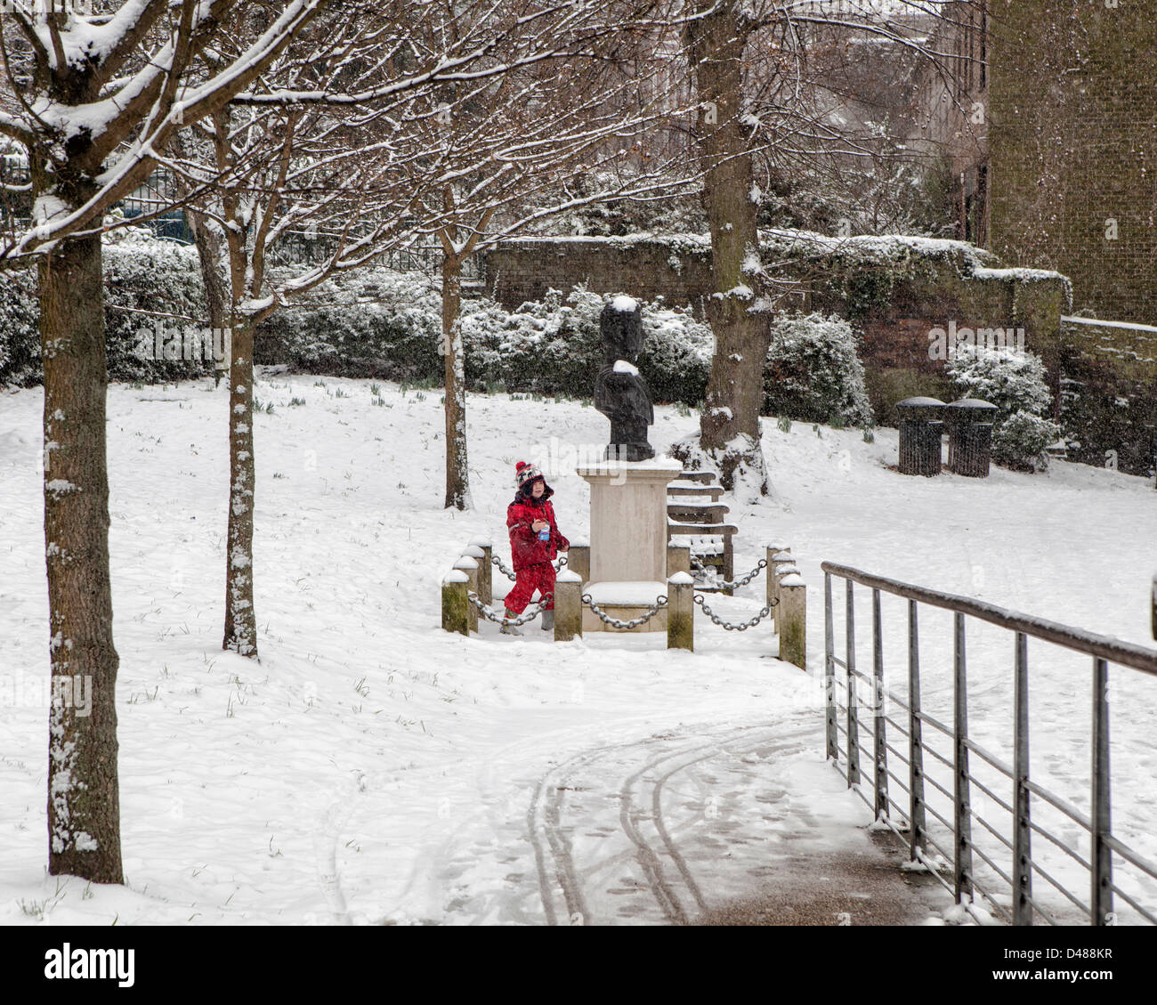 Young child and Bust of Chilean statesman, General Bernardo O'Higgins, in winter - Richmond upon Thames, Surrey Stock Photo