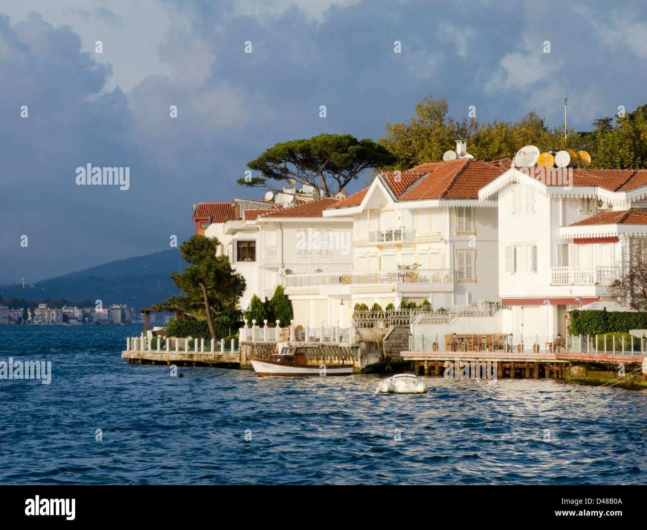 Törkei, Istanbul, Kanlica, Villen am Bosporus Stock Photo - Alamy
