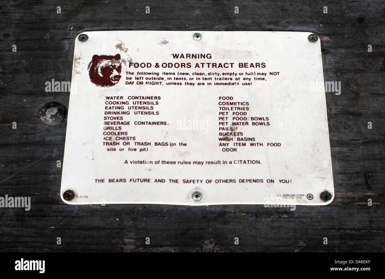 Warning sign on a picnic table in Yellowstone National Park alerting visitors to the dangers of food attracting bears Stock Photo