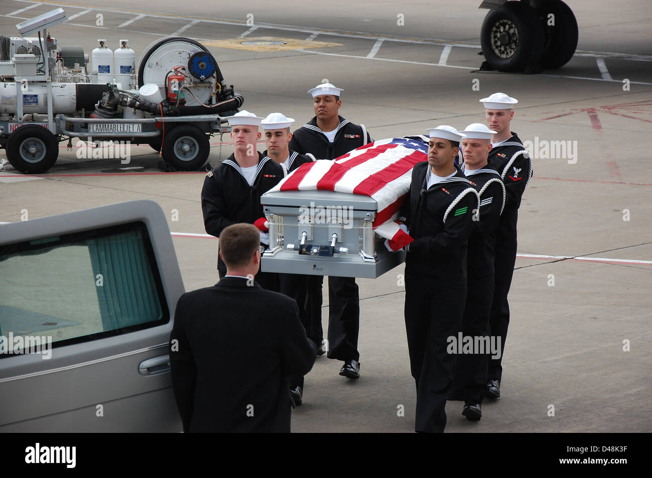 Members of the US Navy Ceremonial Guard conduct a dignified transfer of remains ceremony at Washington Dulles International Airport for one of two Sailors recovered from the Civil War ironclad USS Monitor March 6, 2013 in Sterling, Virginia. The Monitor sank off Cape Hatteras, NC in 1862. The two Sailors will be interred with full military honors at Arlington National Cemetery. Stock Photo