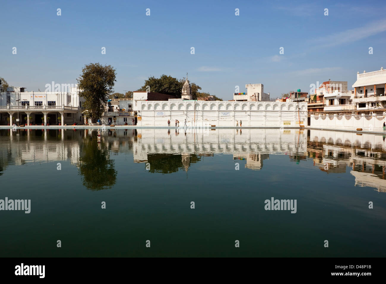 A view across the tranquil lake surrounding Shree Durgiana Hindu temple in Amritsar, Punjab, India. Stock Photo