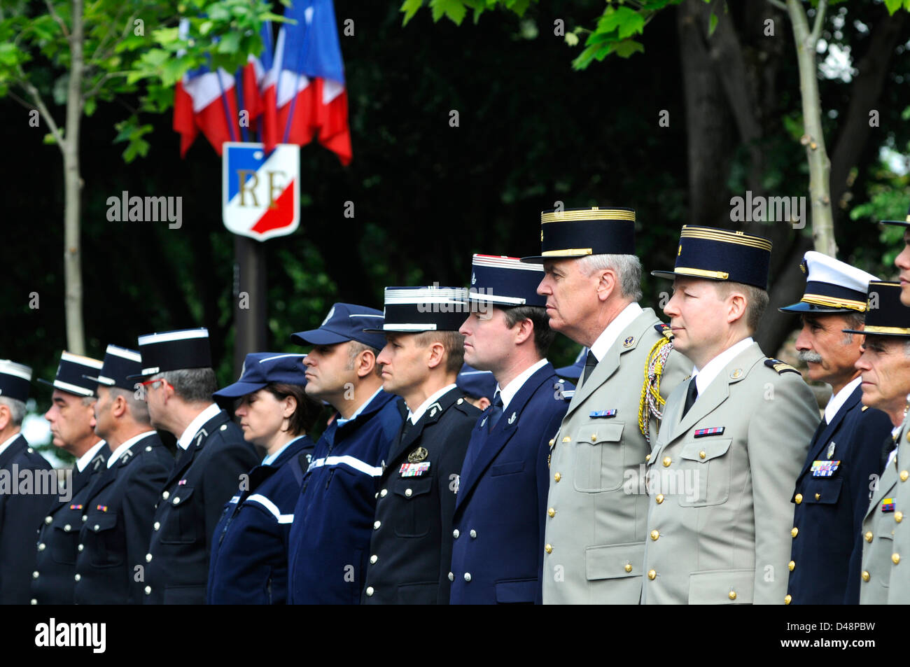 Veterans, soliders, police & public congregate in front of the Arc de Triomphe to celebrate WWII Victory Day. Albi, France Stock Photo