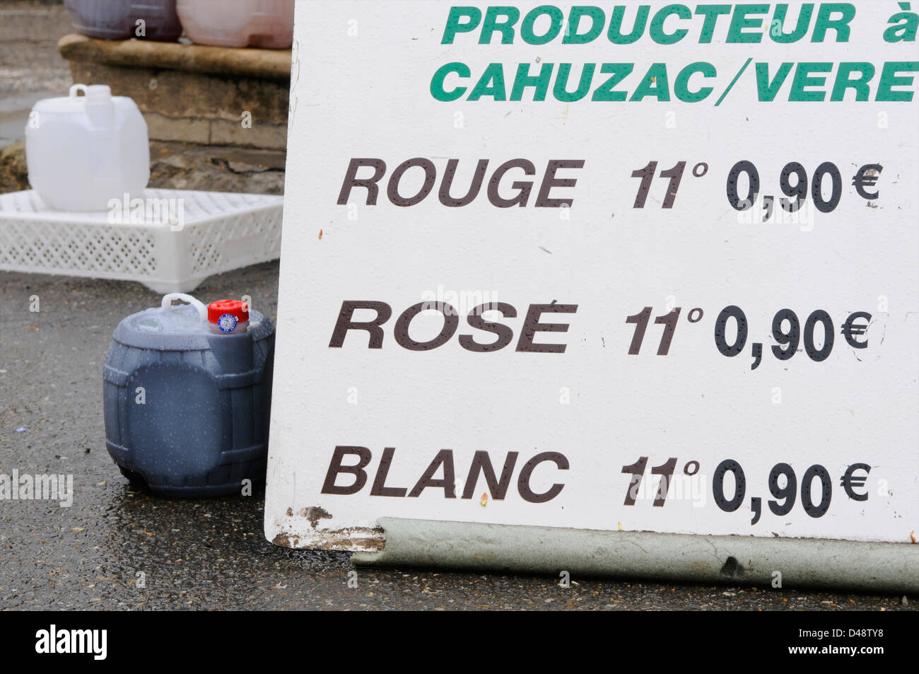 Stall selling local wine in the market. Saint-Antonin-Noble-Val, Tarn et Garonne, France Stock Photo