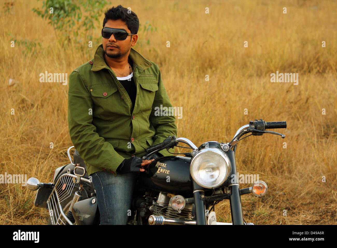 Royal Enfield Photoshoot pose For boy | Bullet Photoshoot pose | bike  Photoshoot Pose | bullet Pose - YouTube
