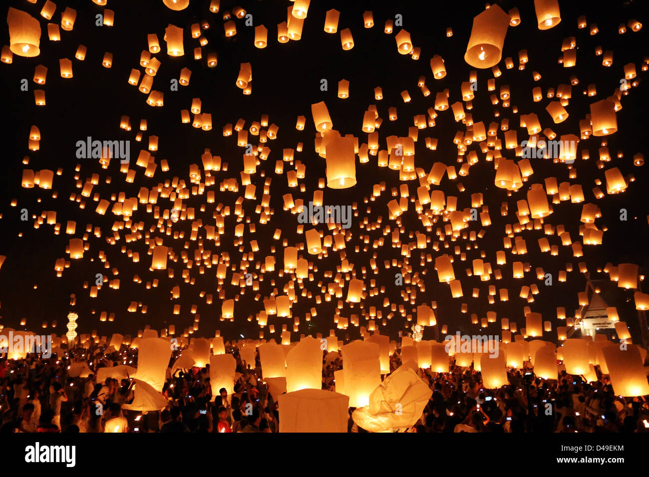 Yee Peng Sansai Floating Lantern Ceremony, part of the Loy Kratong celebrations in homage to Buddha, Maejo, Chiang Mai, Thailand Stock Photo