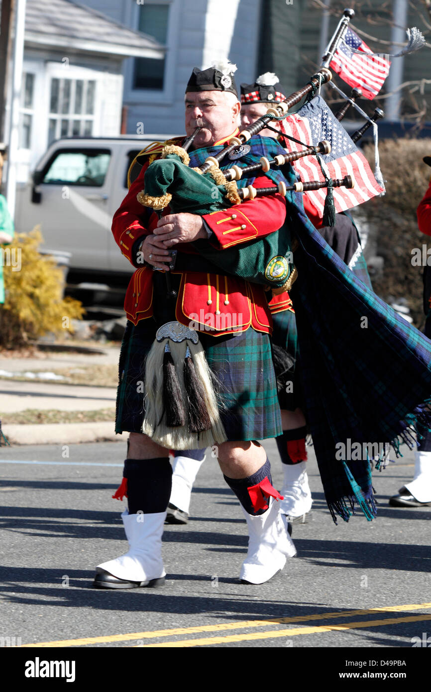 Irish man playing bagpipes hires stock photography and images Alamy