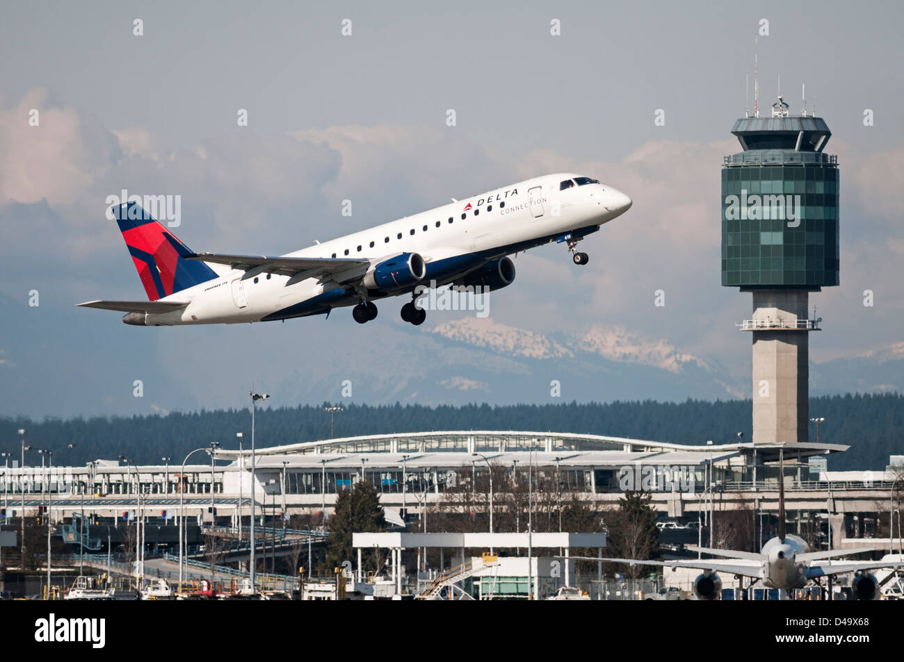 Delta Connection Airlines Embraer ERJ-175 regional jet airliner departs from Vancouver International Airport N615CZ Stock Photo