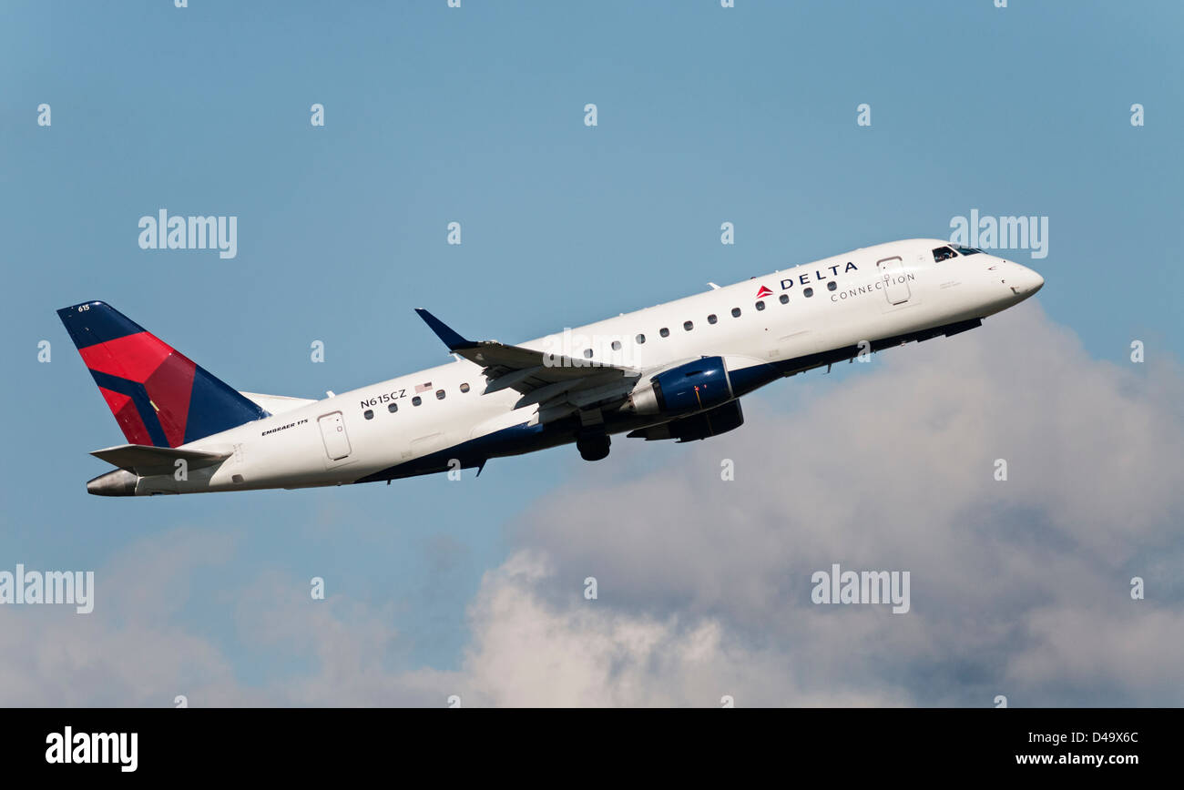 Delta Connection Airlines Embraer ERJ-175 regional jet airliner departs from Vancouver International Airport N615CZ Stock Photo