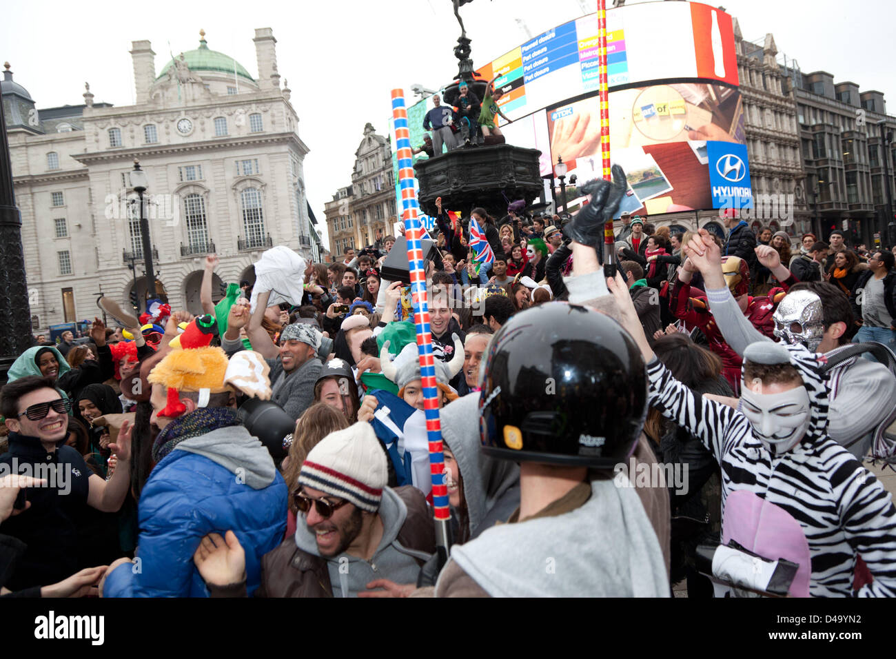 London, UK. 9th March, 2013. A large group of people gathered in Piccadilly to try and create London’s biggest Harlem Shake. The latest Internet craze involves a video of about 30 seconds with people dressed in various outfits dancing to a specific song. Stock Photo