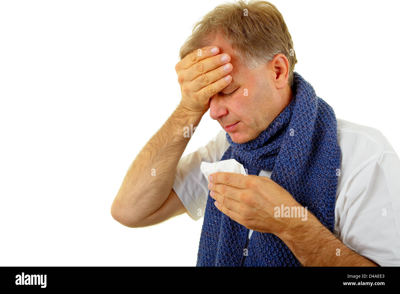 от этого чихания болел живот в глазах. больной человек. от этого чихания болел живот в глазах. аллергический кашель. человек с гриппом.