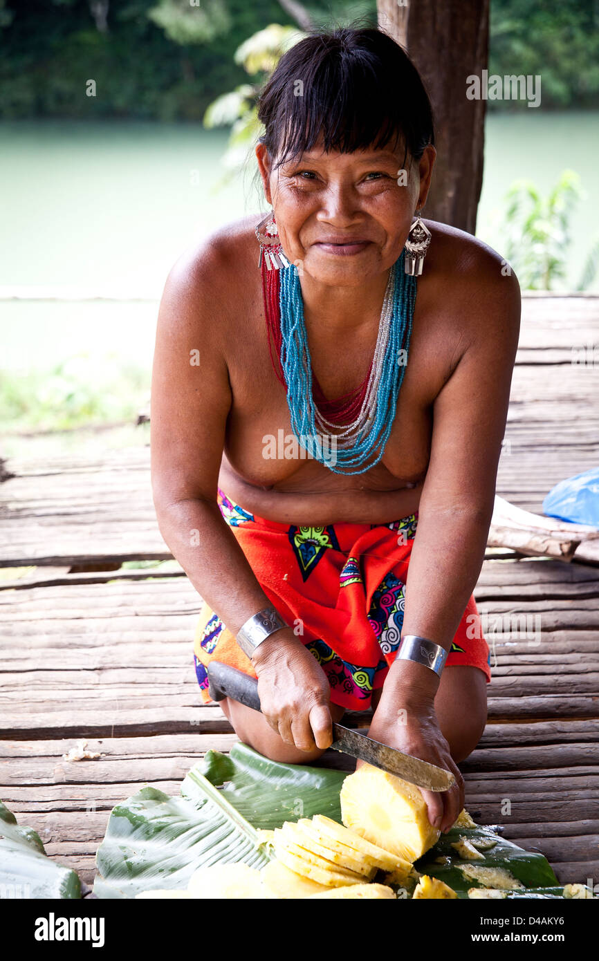 Embera indian woman cutting pineapples at the Embera Puru village, Rio Pequeni, Republic of Panama, Central America. Stock Photo