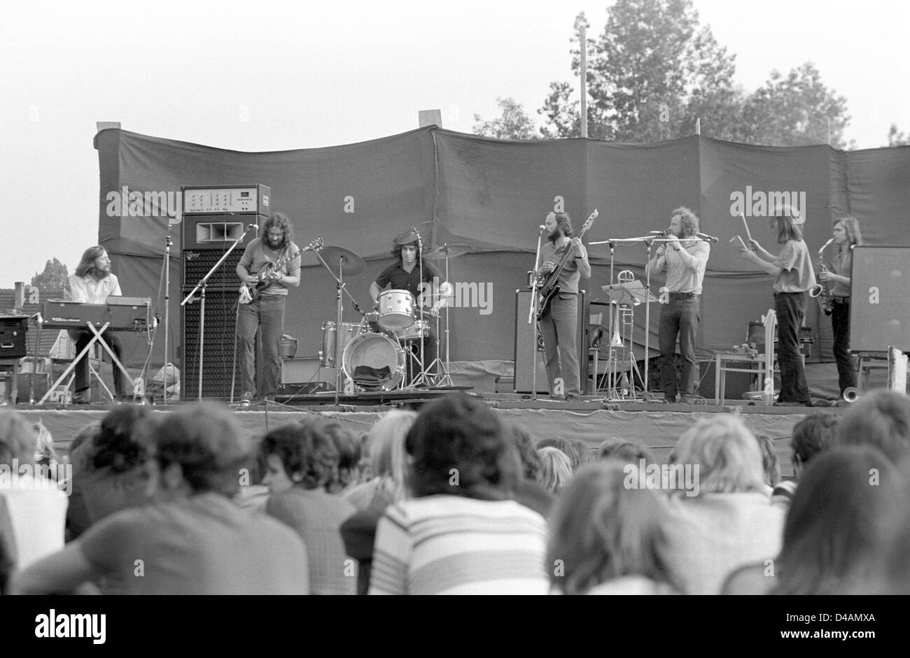 Kleinwanzleben, GDR, people at an open-air concert Stern Combo Meissen Stock Photo