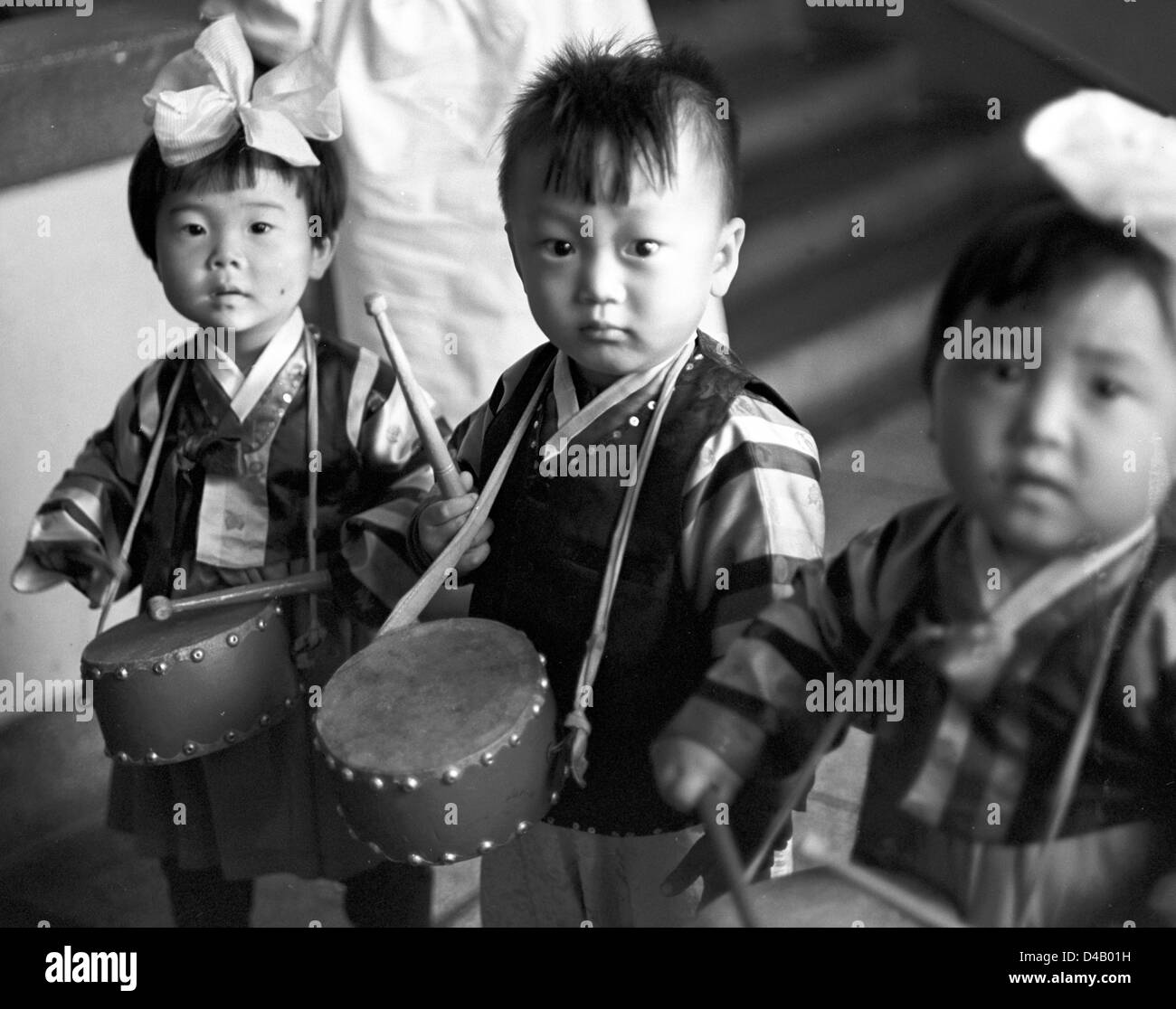 Little children bang their drums in a kindergarten in Pyongyang, the capital of the Korean Democratic People's Republic, photographed on the 1st of November in 1971.    Photo: ddrbildarchiv.de / Klaus Morgenstern - GESPERRT FÜR BILDFUNK Stock Photo