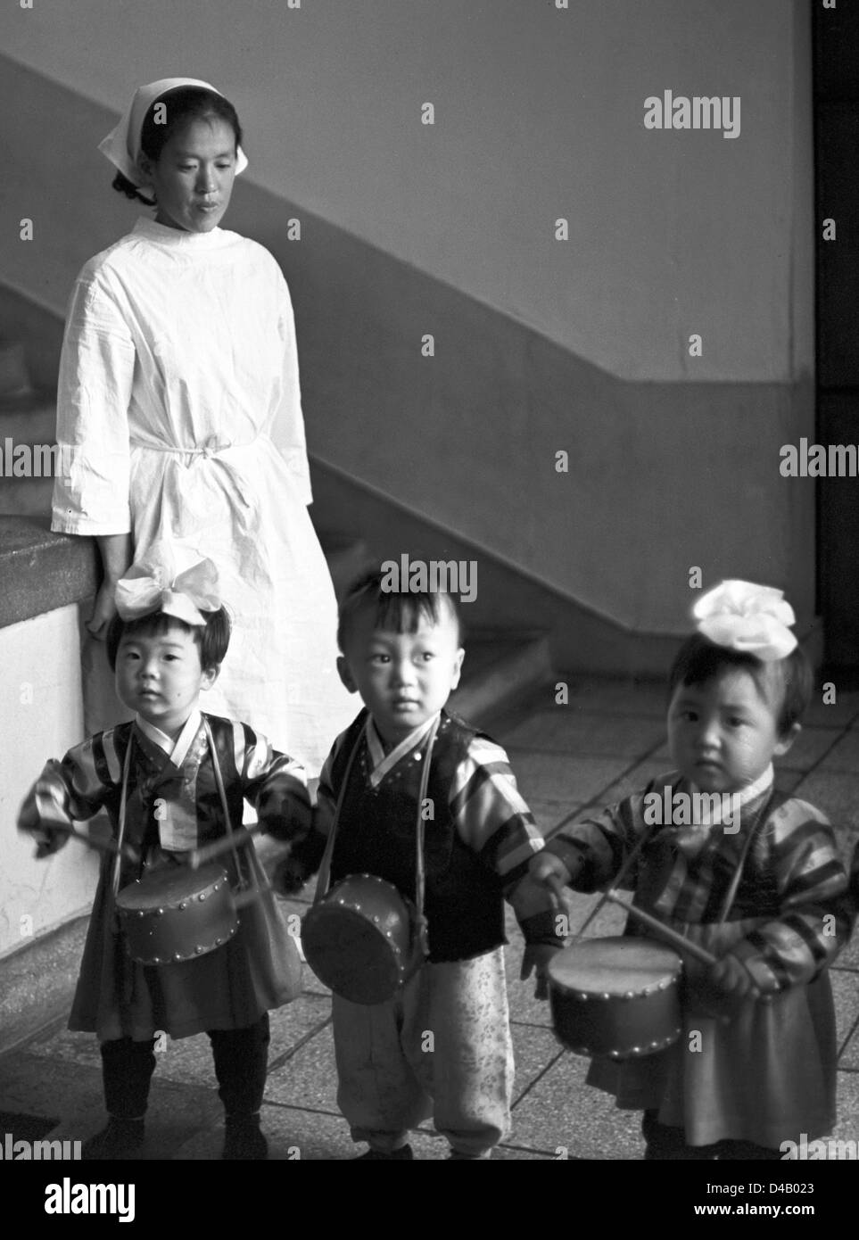 Little children bang their drums in a kindergarten in Pyongyang, the capital of the Korean Democratic People's Republic, photographed on the 1st of November in 1971.     Photo: ddrbildarchiv.de / Klaus Morgenstern - GESPERRT FÜR BILDFUNK Stock Photo