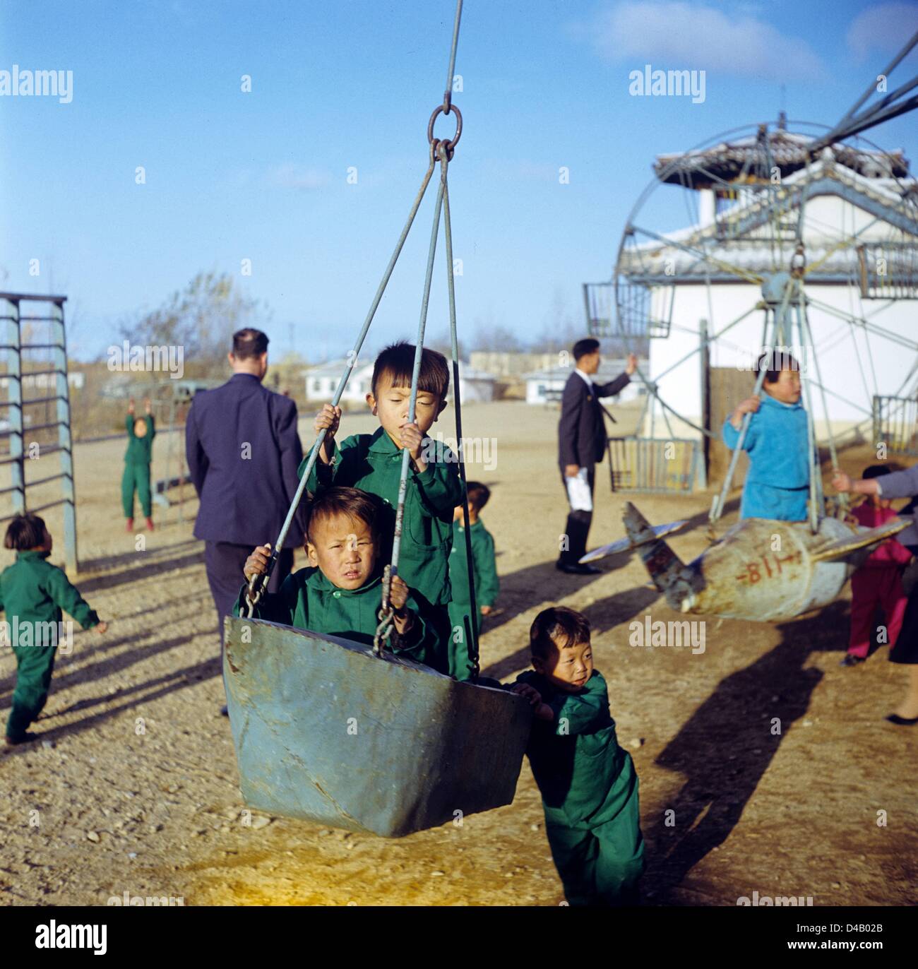 Children in unit clothes play on a playground in a LPG kindergarten near the harbour city Hamhung in the Korean Democratic People's Republic, photographed on the 6th of November in 1971.     Photo: ddrbildarchiv.de / Klaus Morgenstern - GESPERRT FÜR BILDFUNK Stock Photo