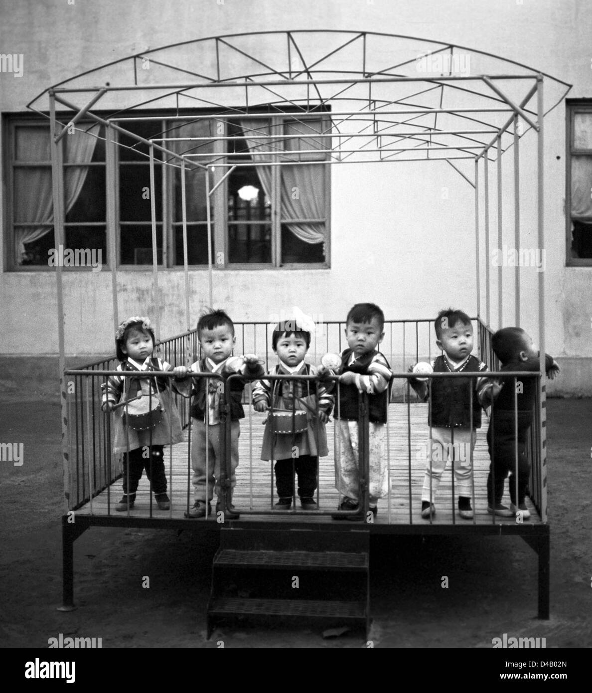 Children stand in a playpen on a playground in a kindergarten in Pyongyang, the capital of the Korean Democratic People's Republic, photographed on the 1st of November in 1971.     Photo: ddrbildarchiv.de / Klaus Morgenstern - GESPERRT FÜR BILDFUNK Stock Photo