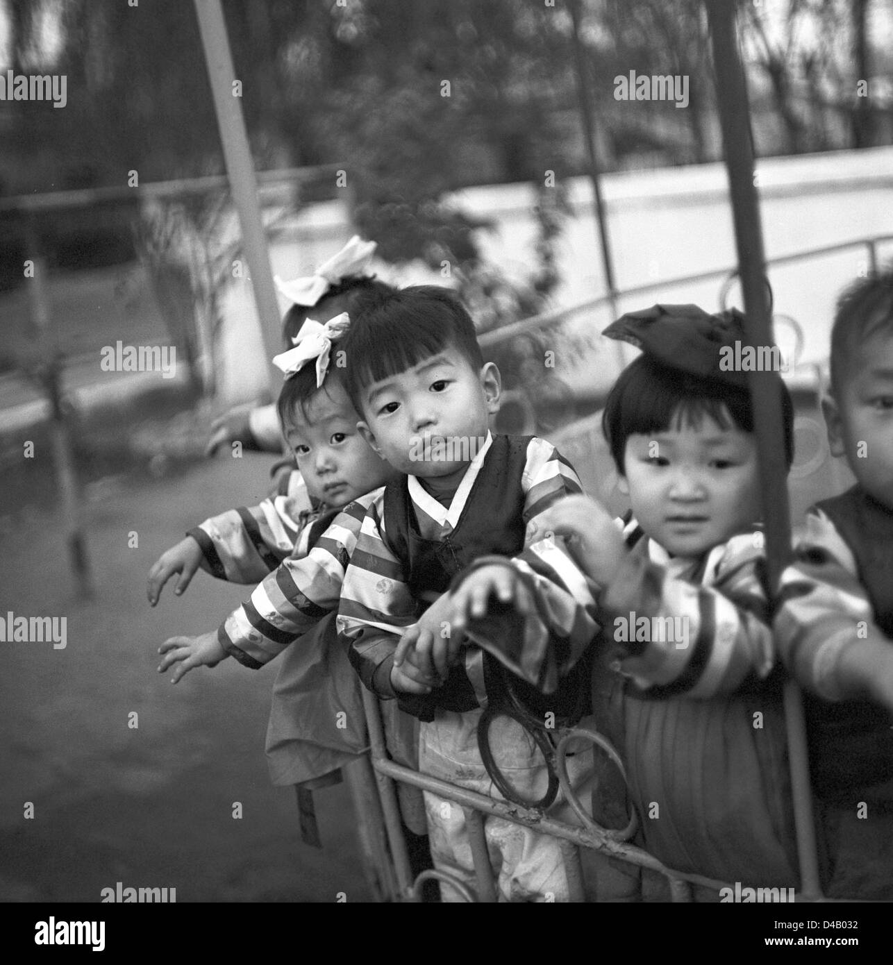 Children stand in a carousel on a playground in a kindergarten in Pyongyang, the capital of the Korean Democratic People's Republic, photographed on the 1st of November in 1971.     Photo: ddrbildarchiv.de / Klaus Morgenstern - GESPERRT FÜR BILDFUNK Stock Photo
