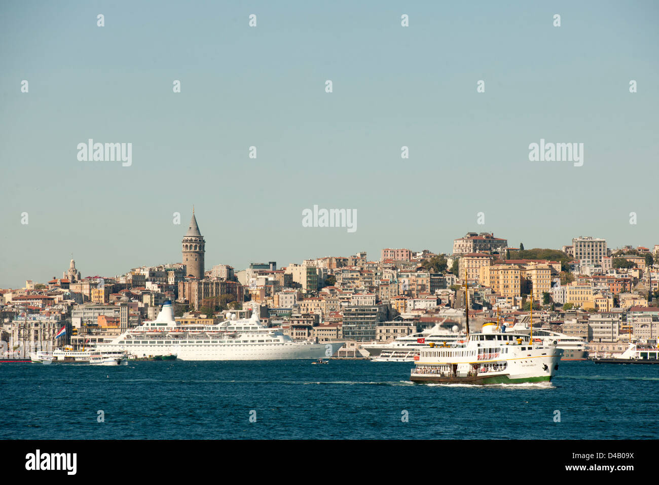 Türkei, Istanbul, Schiffe vor Beyoglu und dem Galataturm Stock Photo