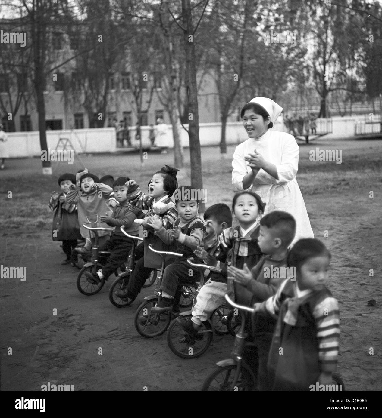 Children stand in a row with their tricycles on a playground in a kindergarten in Pyongyang, the capital of the Korean Democratic People's Republic, photographed on the 1st of November in 1971.     Photo: ddrbildarchiv.de / Klaus Morgenstern - GESPERRT FÜR BILDFUNK Stock Photo
