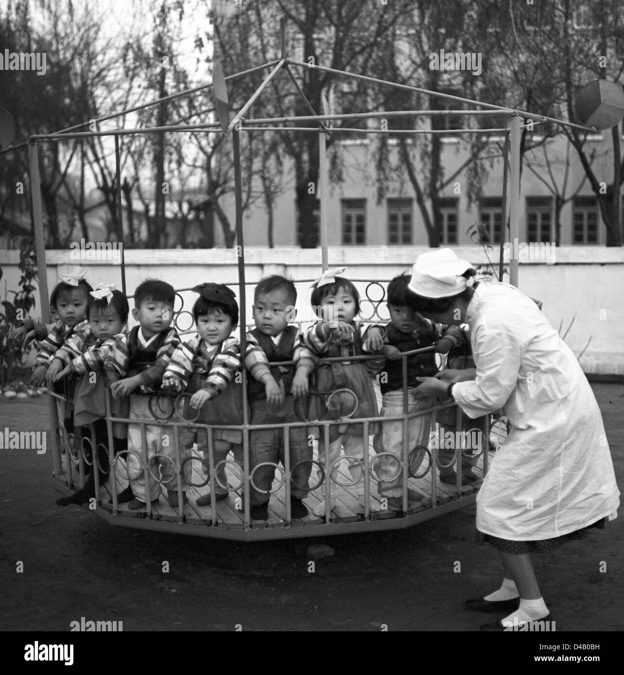 Children stand in a carousel on the playground in a kindergarten in Pyongyang, the capital of the Korean Democratic People's Republic, photographed on the 1st of November in 1971.     Photo: ddrbildarchiv.de / Klaus Morgenstern - GESPERRT FÜR BILDFUNK Stock Photo