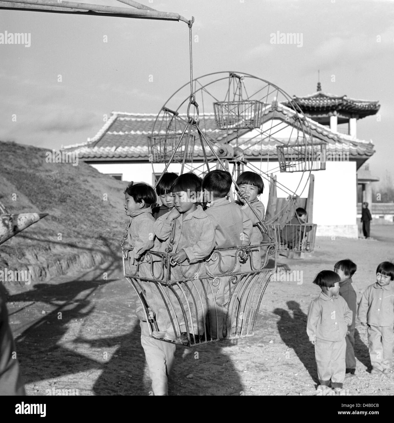Children in unit clothes play on a playground in a LPG kindergarten near the harbour city Hamhung in the Korean Democratic People's Republic, photographed on the 6th of November in 1971.     Photo: ddrbildarchiv.de / Klaus Morgenstern - GESPERRT FÜR BILDFUNK Stock Photo